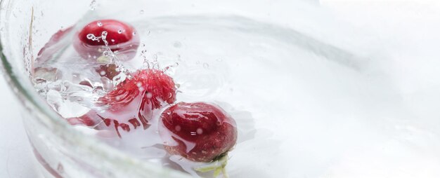 Photo radis frais dans l'eau éclaboussure alimentation saine fond printemps ou d'été fond éthiquement provenant