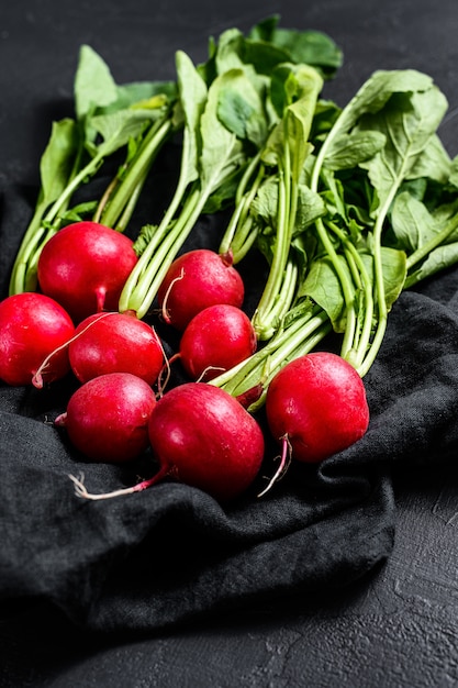 Radis frais du jardin. Légumes biologiques fermiers. Fond noir. Vue de dessus