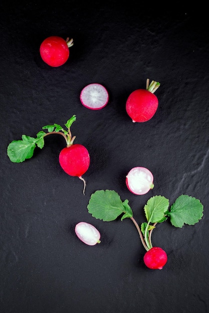 Radis frais rouge sur bois