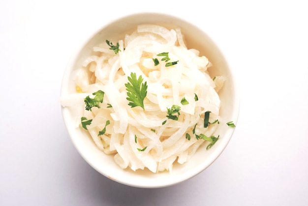 Radis Raita ou Daikon ou Mooli Koshimbir servi dans un bol sur fond de mauvaise humeur. Mise au point sélective. Nourriture saine indienne