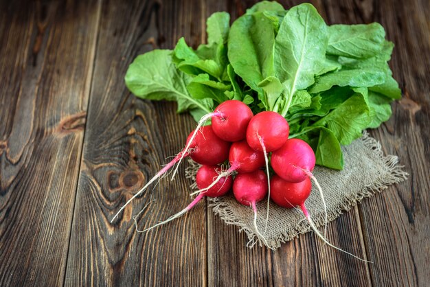 Radis rouge frais sur fond en bois.