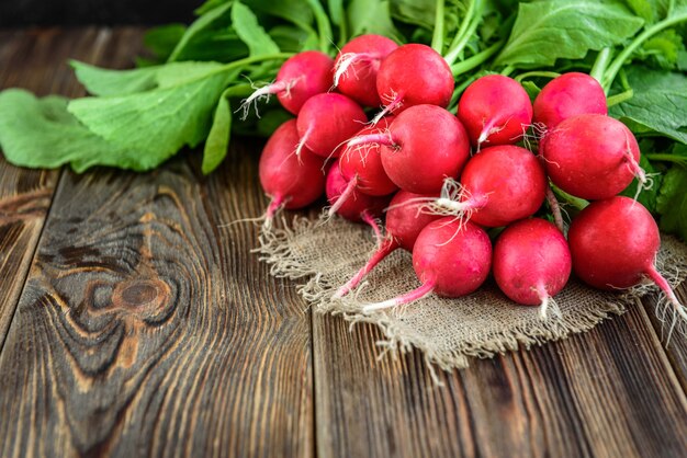 Radis rouge frais sur fond en bois.