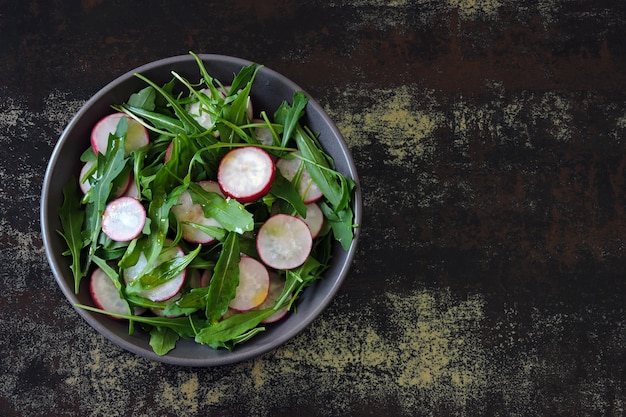 Radis salade de roquette végétalienne. Saladier sain. régime de remise en forme.