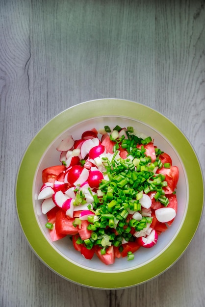 Radis tomate et oignon vert en salade fraîche et saine