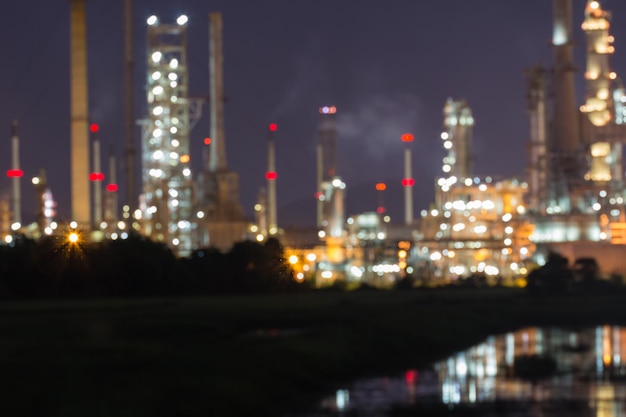 Raffinerie de pétrole floue au crépuscule avec fond de ciel.