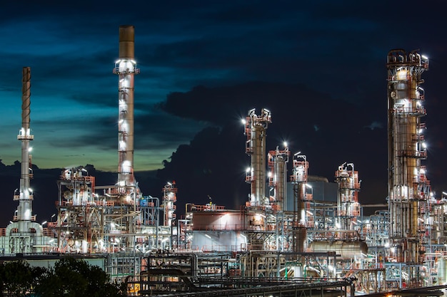 Raffinerie de pétrole et raffinerie de colonne de tour d'usine de l'industrie pétrochimique dans l'industrie pétrolière et gazière avec nuage ciel bleu nuage le fond crépusculaire