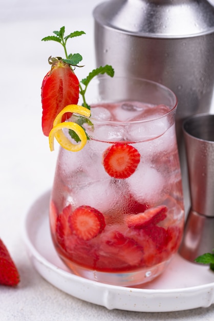 Rafraîchissant cocktail froid aux fraises d'été