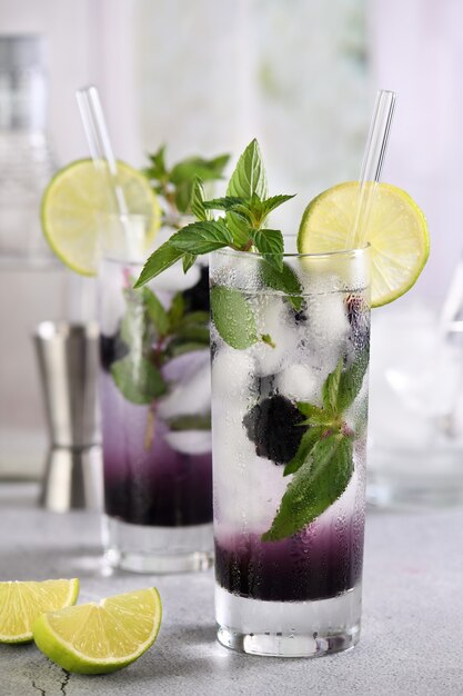 Rafraîchissement froid cocktail bio Blackberry mojito avec baies en verre