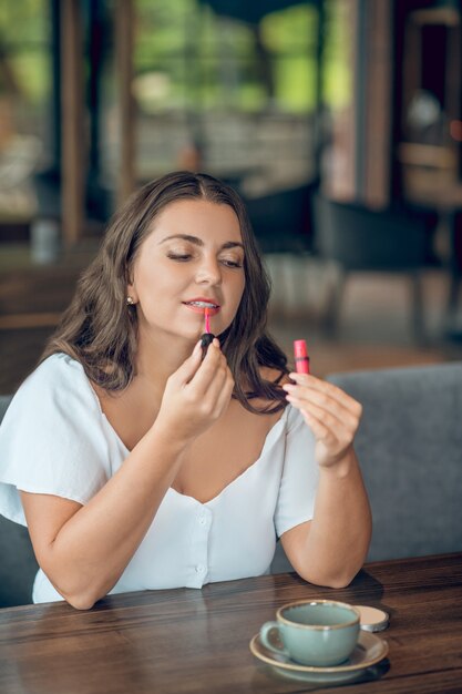 Rafraîchissez votre maquillage.