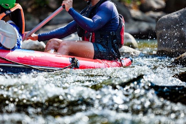 Rafting dans une rivière. Fermer