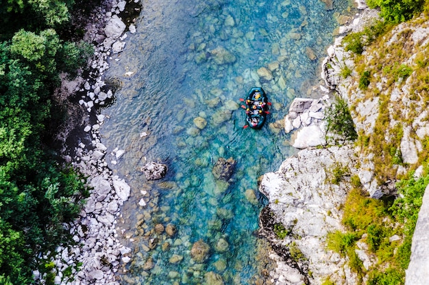 Rafting le long de la rivière de montagne Tara, vue depuis le pont