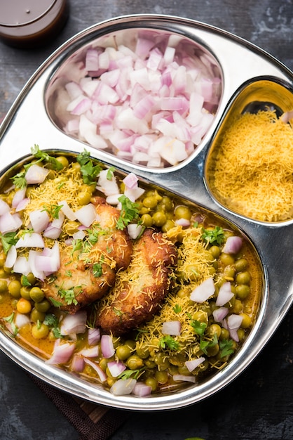 Ragda Pattice est un aliment de rue ou un chat populaire à base de galettes de pommes de terre. servi dans une assiette en acier, un bol ou une assiette en céramique avec chutney de tamarin et coriandre