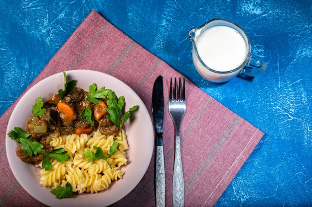 Ragoût de boeuf aux légumes et spirale de pâtes aux verts