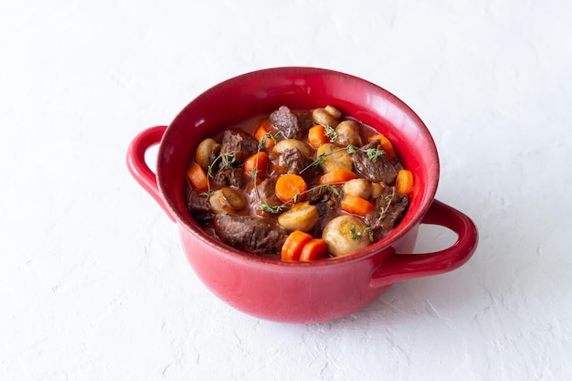 Ragoût de boeuf bourguignon aux pommes de terre carottes et champignons cuisine française