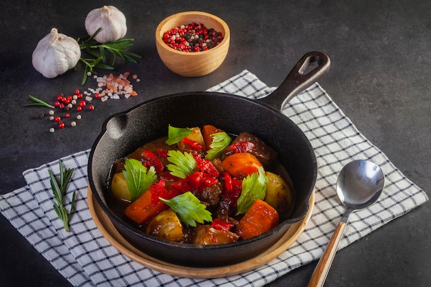 Ragoût de boeuf chaud sur la table