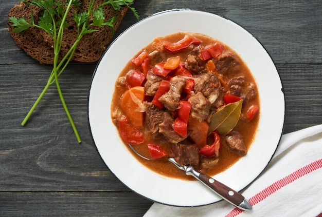 Ragoût de boeuf à la sauce tomate aux légumes