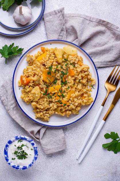 Ragoût de boulgour sain avec des légumes