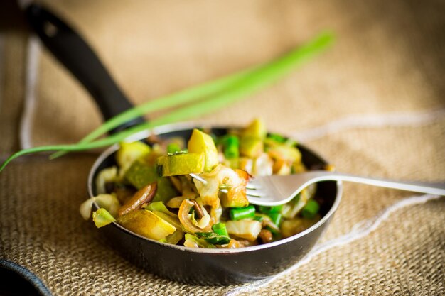 ragoût de courgettes aux aubergines champignons oignons et autres légumes dans une casserole