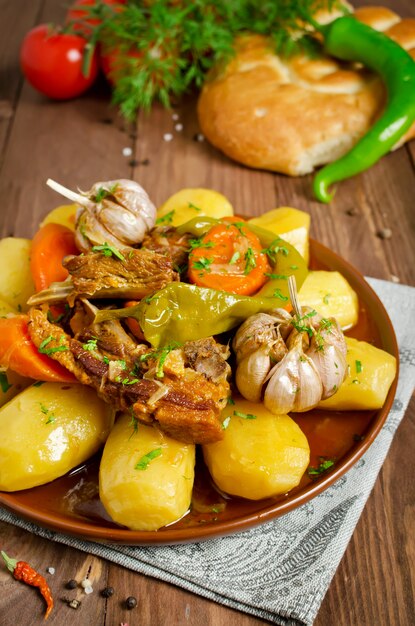 Ragoût cuit lentement avec de la viande d'agneau tendre, des pommes de terre et des légumes