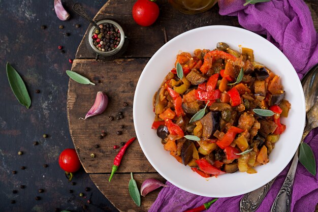 Ragoût épicé d'aubergine, poivron, tomate et câpres. Mise à plat. Vue de dessus