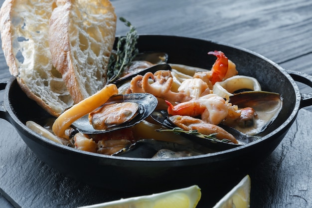 Ragoût de fruits de mer dans une casserole sur une table