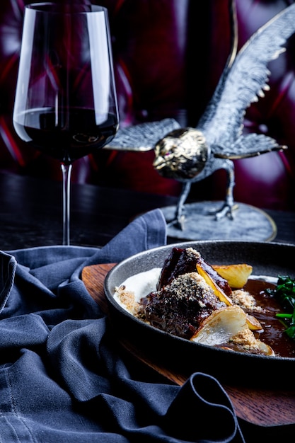 Photo ragoût de joues de veau au vin rouge, servi avec purée de pommes de terre. pour le menu.