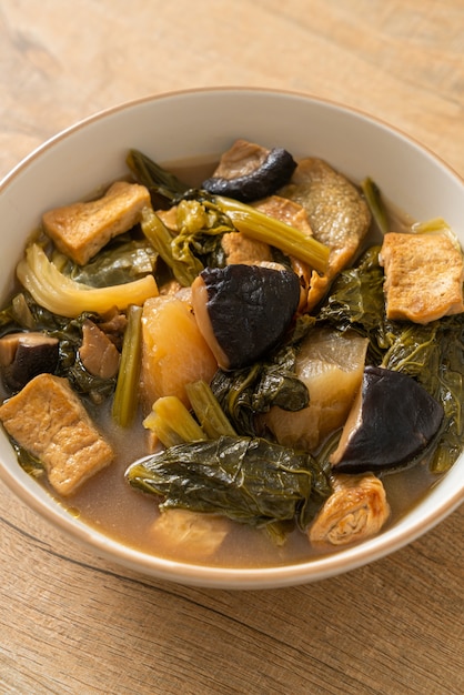 Ragoût de légumes chinois au tofu ou soupe de mélange de légumes - style de cuisine végétalienne et végétarienne