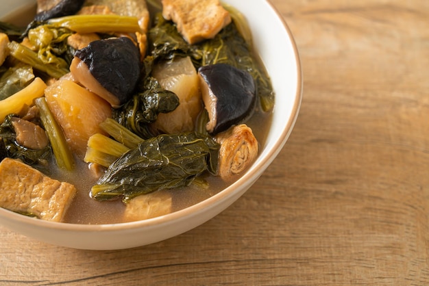 Ragoût de légumes chinois au tofu ou soupe de mélange de légumes - style de cuisine végétalienne et végétarienne