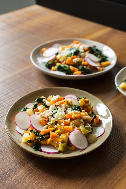 Ragoût de légumes dans une assiette à la cuisine moderne