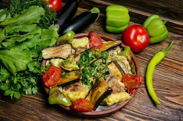 Ragoût de légumes sur une table en bois