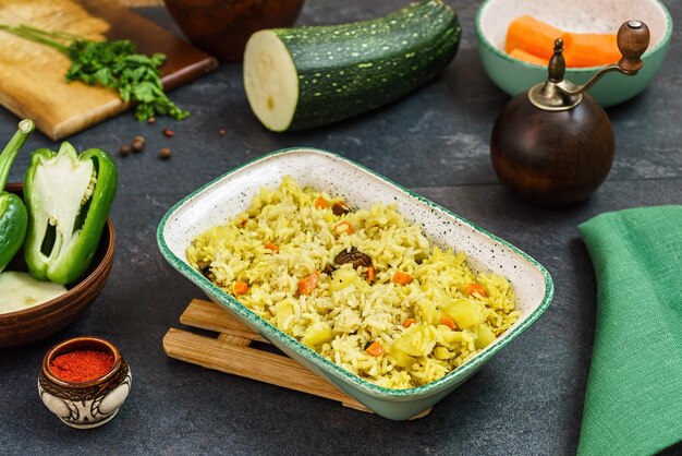 Ragoût de légumes végétarien avec carottes de courge et champignons sauvages