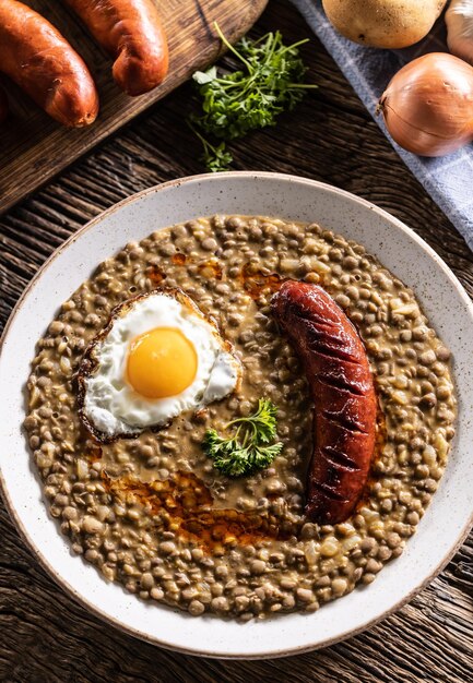 Ragoût de lentilles avec des saucisses cuites au four et de la nourriture slovaque traditionnelle aux œufs