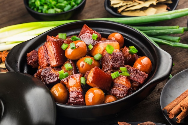 Ragoût d'œufs de caille avec poitrine de porc (cuisine chinoise)