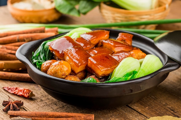 Photo ragoût d'œufs de caille avec poitrine de porc (cuisine chinoise)