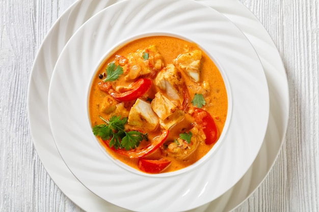 Photo ragoût de poisson cuit avec du lait de coco et des légumes