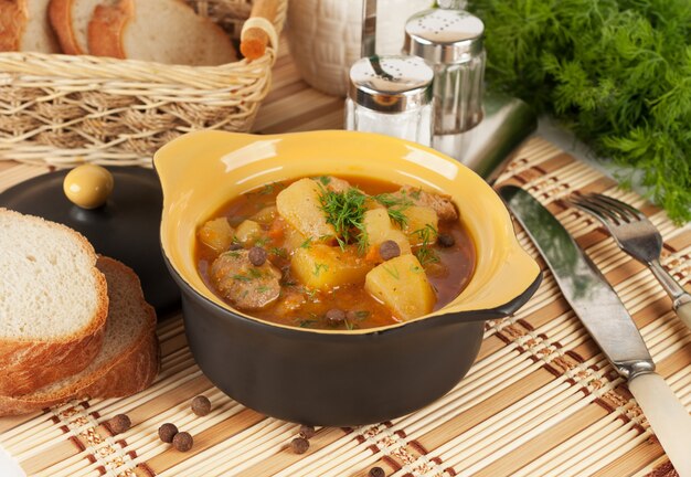 Ragoût de pommes de terre dans un pot en céramique.