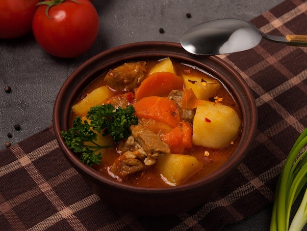 Ragoût de pommes de terre avec de la viande ou du goulasch hongrois