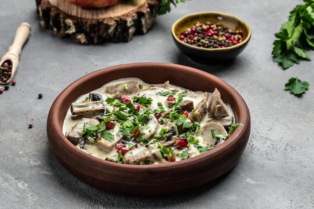 Ragoût de porc cuit lentement avec des champignons dans une sauce crémeuse servi avec du persil Menu du restaurant recette de livre de régime vue de dessus