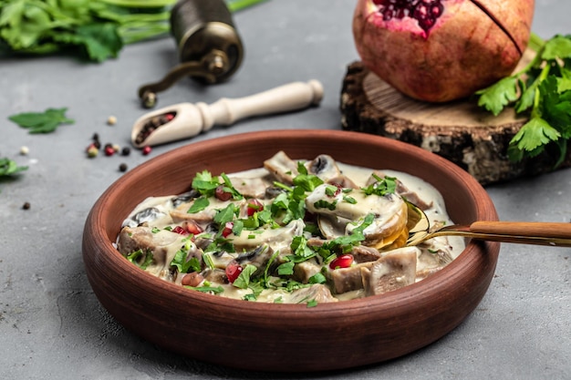 Ragoût de porc cuit lentement avec des champignons dans une sauce crémeuse servi avec du persil Menu du restaurant recette de livre de régime vue de dessus