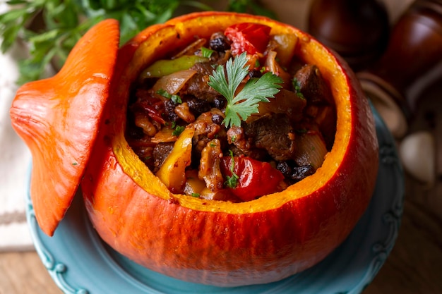 Ragoût de potiron farci à la viande et aux légumes