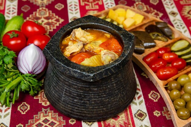 Ragoût de poulet aux légumes dans une marmite en fonte