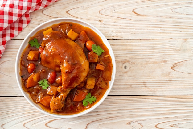 ragoût de poulet maison avec tomates, oignons, carottes et pommes de terre sur assiette