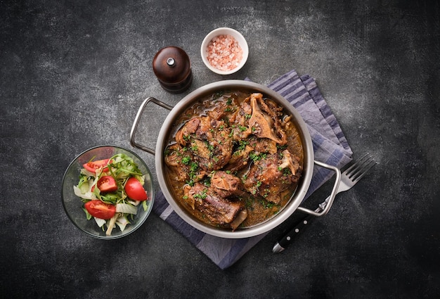 Ragoût de queues de bœuf au vin et légumes Fond sombre Vue de dessus