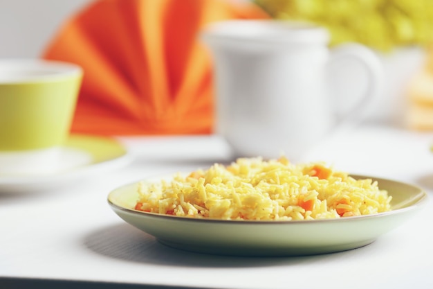 Ragoût de riz avec une carotte sur une assiette