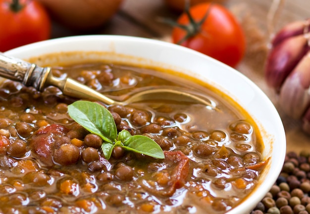 Ragoût de roveja cuit avec roveja séché et légumes sur une table se bouchent