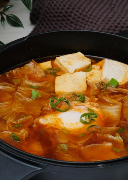 Ragoût de tofu soyeux épicé coréen appelé Sundubu Jjigae. Nourriture populaire dans le drame coréen