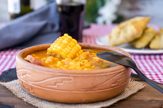 Ragoût traditionnel du nord de l'Argentine le locro est fait à base de viande de maïs et de potiron