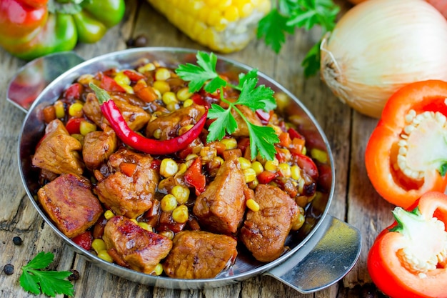 Ragoût de viande aux légumes maïs poivron oignon carotte en sauce soja