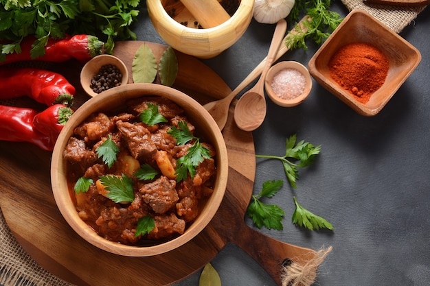 Ragoût de viande de bœuf hongrois traditionnel Goulash