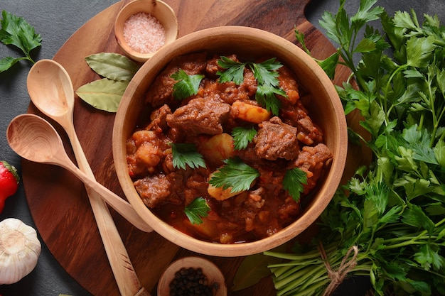 Ragoût de viande de bœuf hongrois traditionnel Goulash